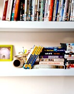 Vibrant Spacious Apartment In West End