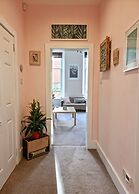 Vibrant Spacious Apartment In West End