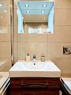 Vibrant Spacious Apartment In West End