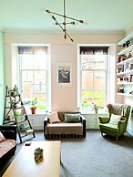 Vibrant Spacious Apartment In West End