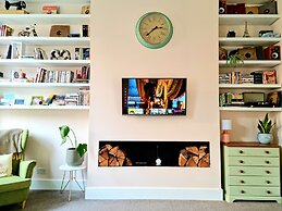 Vibrant Spacious Apartment In West End