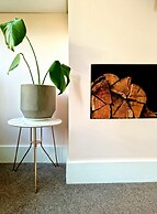 Vibrant Spacious Apartment In West End