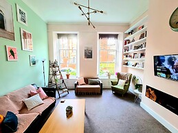 Vibrant Spacious Apartment In West End