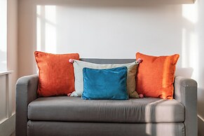 Vibrant Spacious Apartment In West End