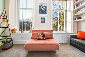 Vibrant Spacious Apartment In West End