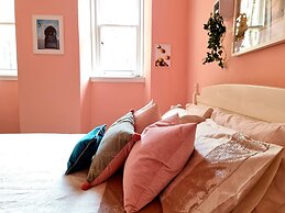 Vibrant Spacious Apartment In West End