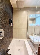 Vibrant Spacious Apartment In West End