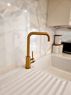 Vibrant Spacious Apartment In West End