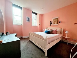 Vibrant Spacious Apartment In West End