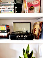 Vibrant Spacious Apartment In West End