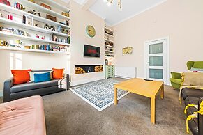 Vibrant Spacious Apartment In West End