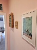 Vibrant Spacious Apartment In West End