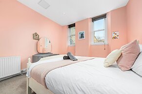 Vibrant Spacious Apartment In West End