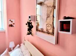 Vibrant Spacious Apartment In West End