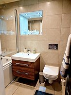 Vibrant Spacious Apartment In West End