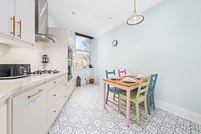 Vibrant Spacious Apartment In West End