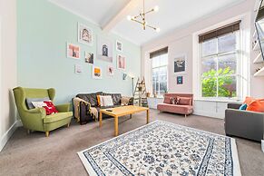 Vibrant Spacious Apartment In West End