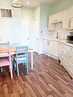 Vibrant Spacious Apartment In West End