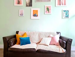 Vibrant Spacious Apartment In West End