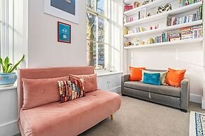 Vibrant Spacious Apartment In West End