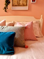 Vibrant Spacious Apartment In West End