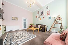 Vibrant Spacious Apartment In West End