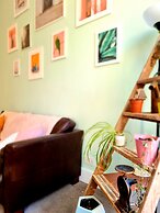 Vibrant Spacious Apartment In West End