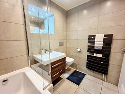 Vibrant Spacious Apartment In West End