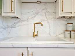 Vibrant Spacious Apartment In West End