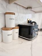 Vibrant Spacious Apartment In West End