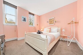 Vibrant Spacious Apartment In West End