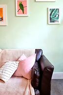 Vibrant Spacious Apartment In West End