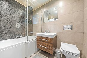 Vibrant Spacious Apartment In West End