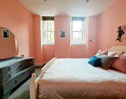 Vibrant Spacious Apartment In West End