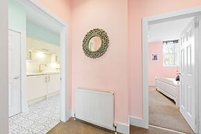 Vibrant Spacious Apartment In West End