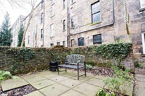 Vibrant Spacious Apartment In West End