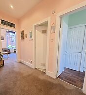 Vibrant Spacious Apartment In West End