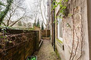 Vibrant Spacious Apartment In West End