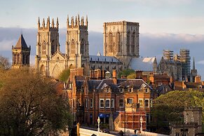 14 St Saviour's Place