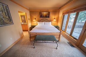 Chateaux Dumont 2710