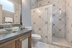 Hosteeva 2BR Steps to St. Charles Ave