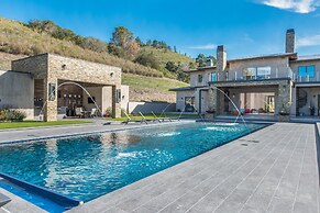 Lx1a: Luxury Contemporary Villa in The Middle of Nature