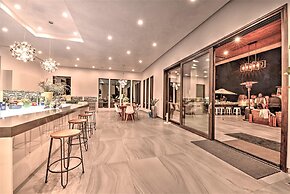 Lx1a: Luxury Contemporary Villa in The Middle of Nature