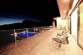 Lx1a: Luxury Contemporary Villa in The Middle of Nature