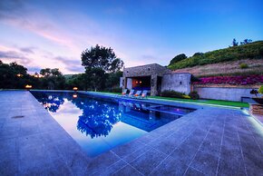 Lx1a: Luxury Contemporary Villa in The Middle of Nature