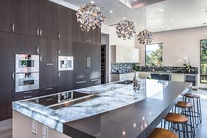 Lx1a: Luxury Contemporary Villa in The Middle of Nature