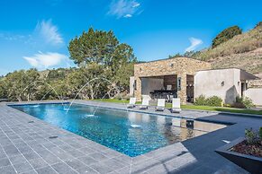 Lx1a: Luxury Contemporary Villa in The Middle of Nature