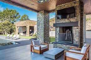 Lx1a: Luxury Contemporary Villa in The Middle of Nature