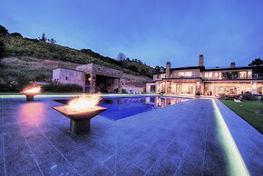 Lx1a: Luxury Contemporary Villa in The Middle of Nature