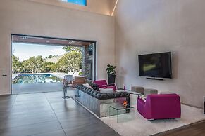 Lx1a: Luxury Contemporary Villa in The Middle of Nature